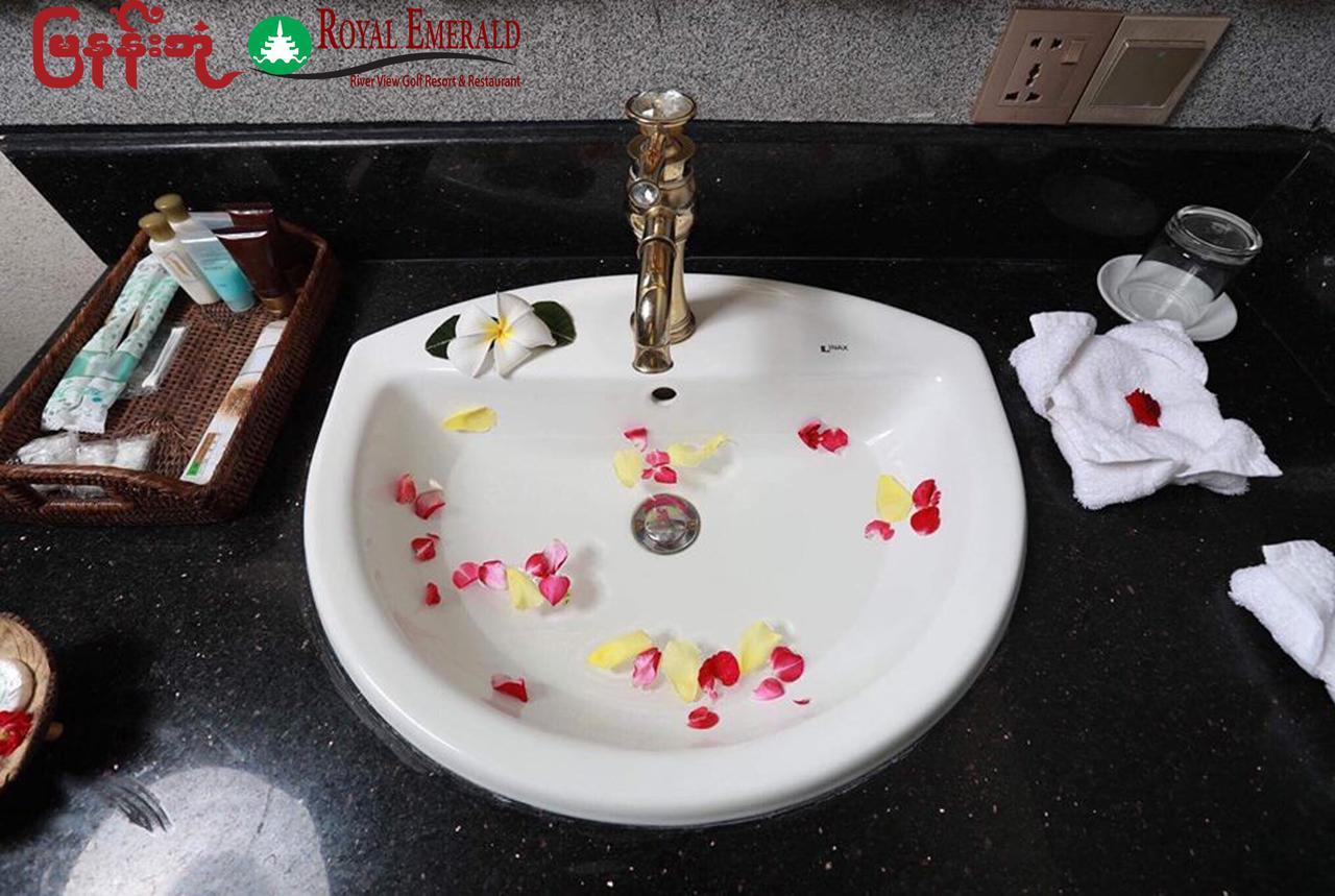 Royal Emerald River View Resort Bagan Esterno foto